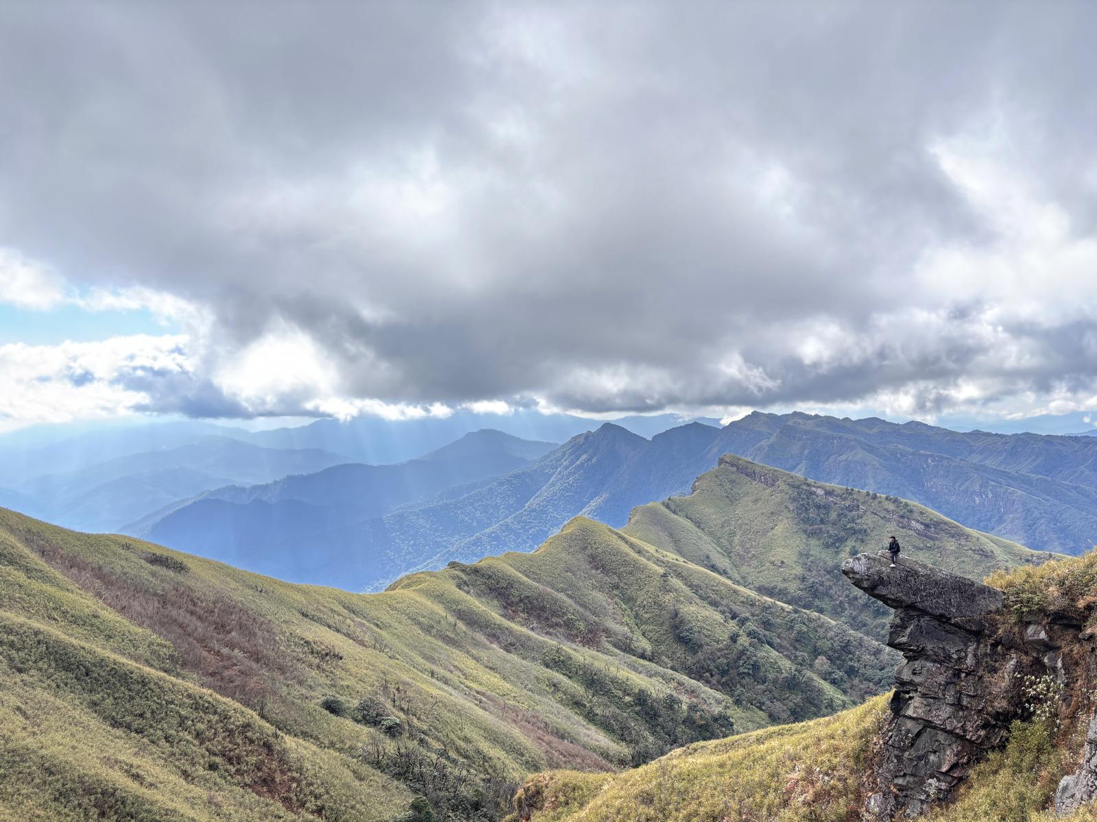 Layered hills fading into haze along the route up Mt. Tempü